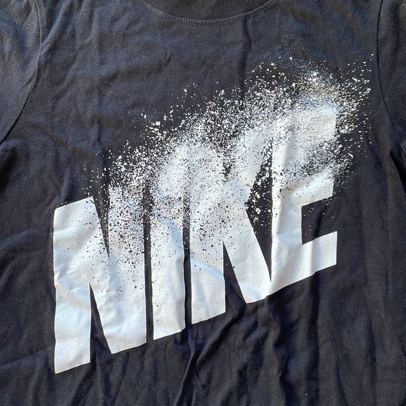 New Nike Boys Tshirt Size M. BQ5985-010 - Picture 2 of 4